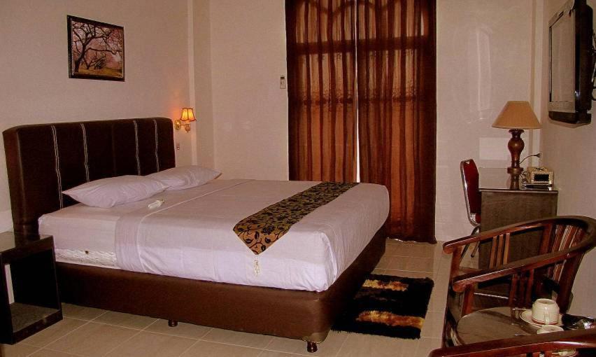 Hotel Mitra Garden Пангкалпинанг Стая снимка