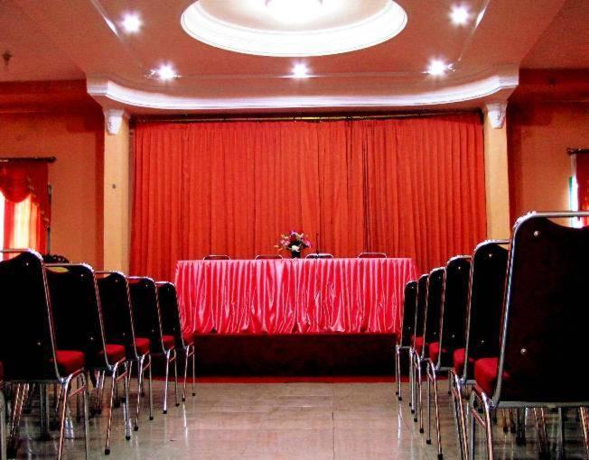 Hotel Mitra Garden Пангкалпинанг Екстериор снимка
